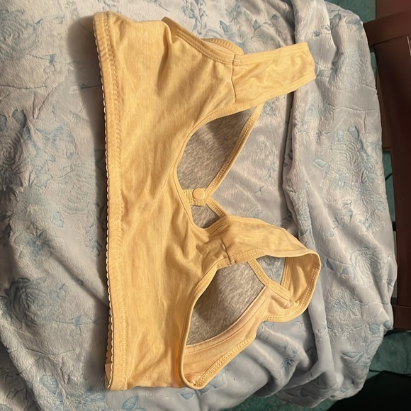 2 Daisy Bras - Picture 3 of 7